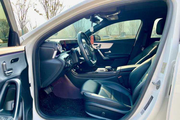 奔驰A级 2020款 A 220 L 4MATIC 运动轿车中控内饰7005