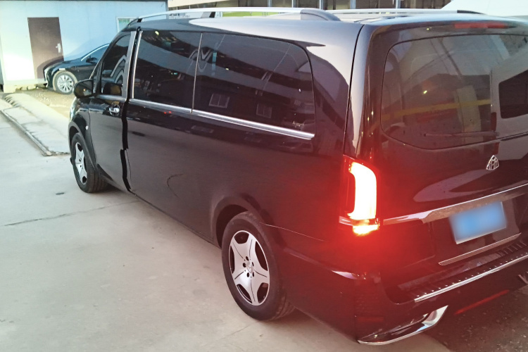 奔驰 威霆 2021款 2.0T 精英版 7座车身外观4