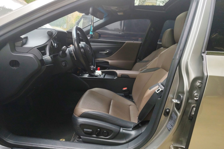 雷克萨斯ES 2022款 200 卓越版中控内饰19