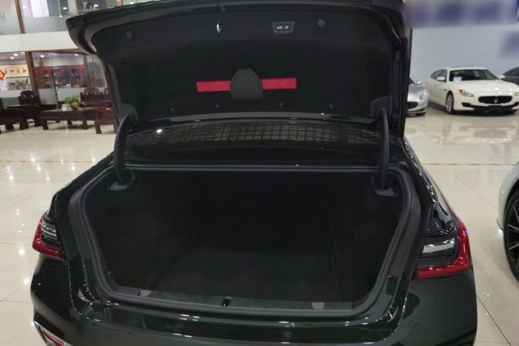 宝马7系 2021款 740Li 领先型 M运动套装机舱底盘23