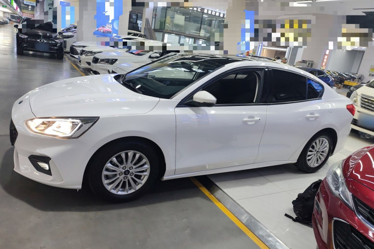 福特 福克斯 2020款 三厢 1.5L 自动锋跃型车身外观4