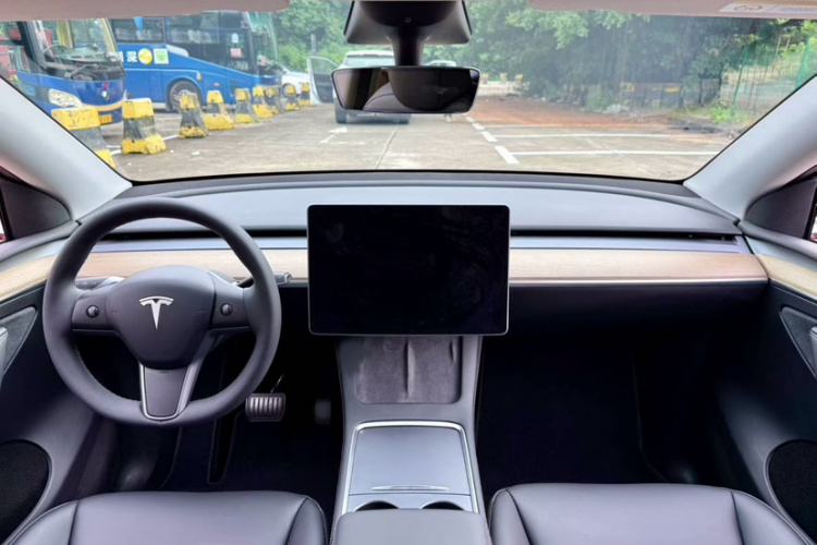 特斯拉 Model Y 2022款 改款 长续航全轮驱动版中控内饰7004