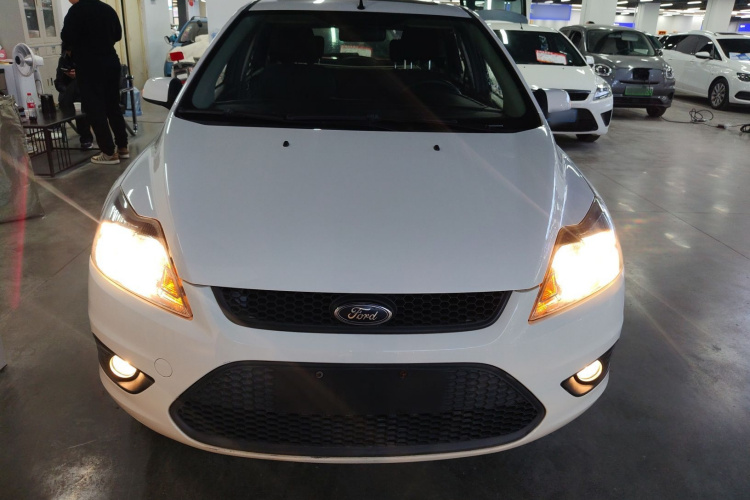 福特 福克斯 2013款 两厢经典 1.8L 手动百万纪念版车身外观2