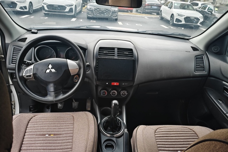 三菱 劲炫ASX 2013款 1.6L 手动两驱标准版中控内饰7002