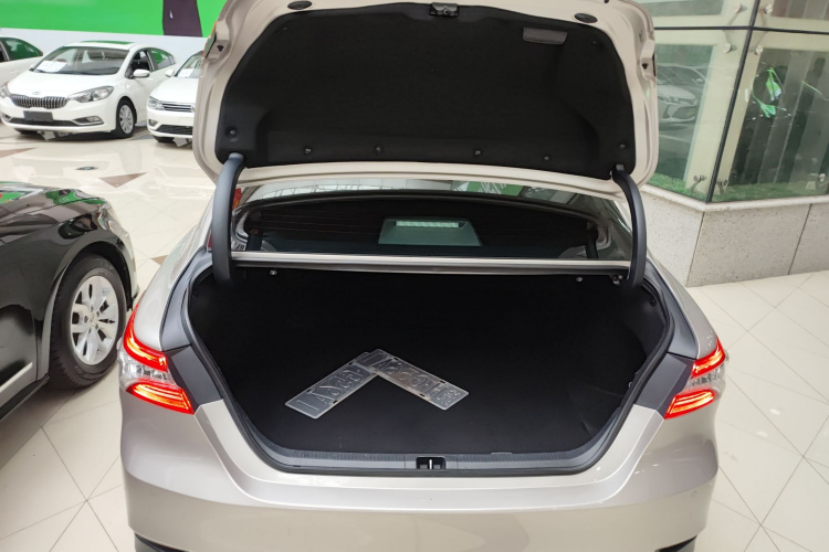 丰田 凯美瑞 2021款 2.5G 豪华版机舱底盘23