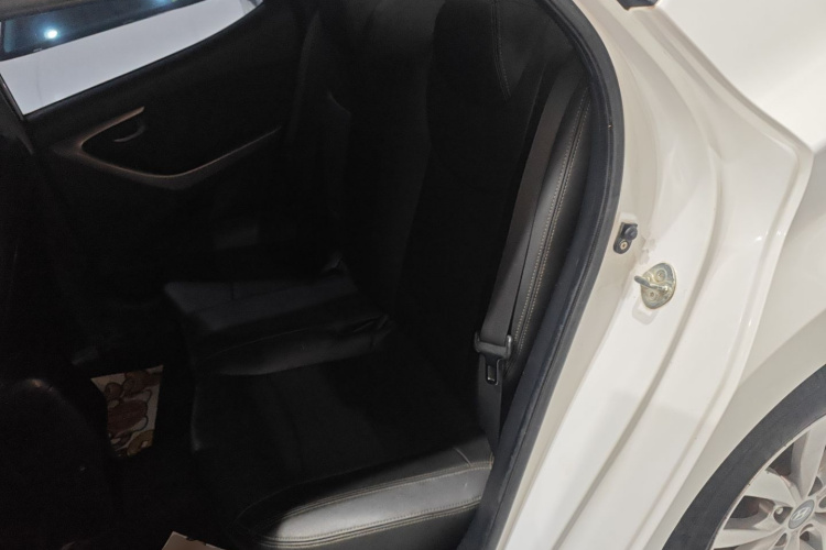 现代 朗动 2015款 1.6L 自动时尚型中控内饰21