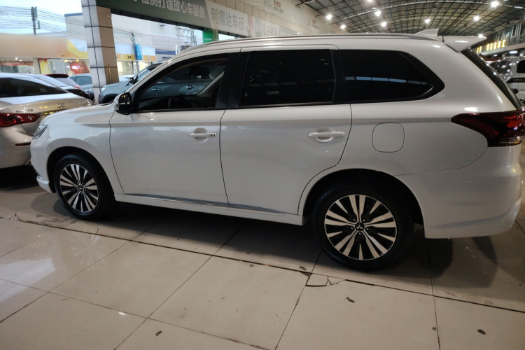 三菱 欧蓝德 2021款 改款 2.0L 两驱畅享版 5座车身外观4