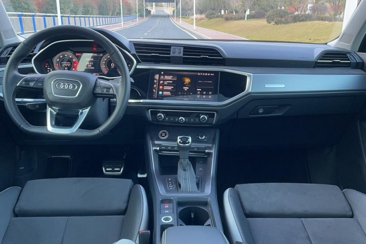 奥迪Q3 2023款 40 TFSI 时尚动感型中控内饰7001