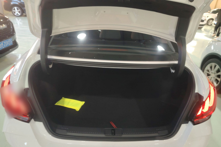 名爵 MG5 2023款 180DVVT 手动风尚版机舱底盘23