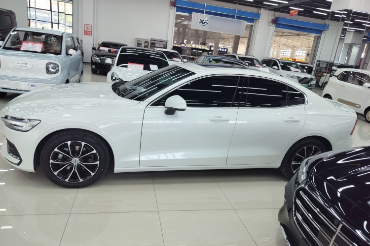 沃尔沃S60 2022款 B4 智逸豪华版车身外观4