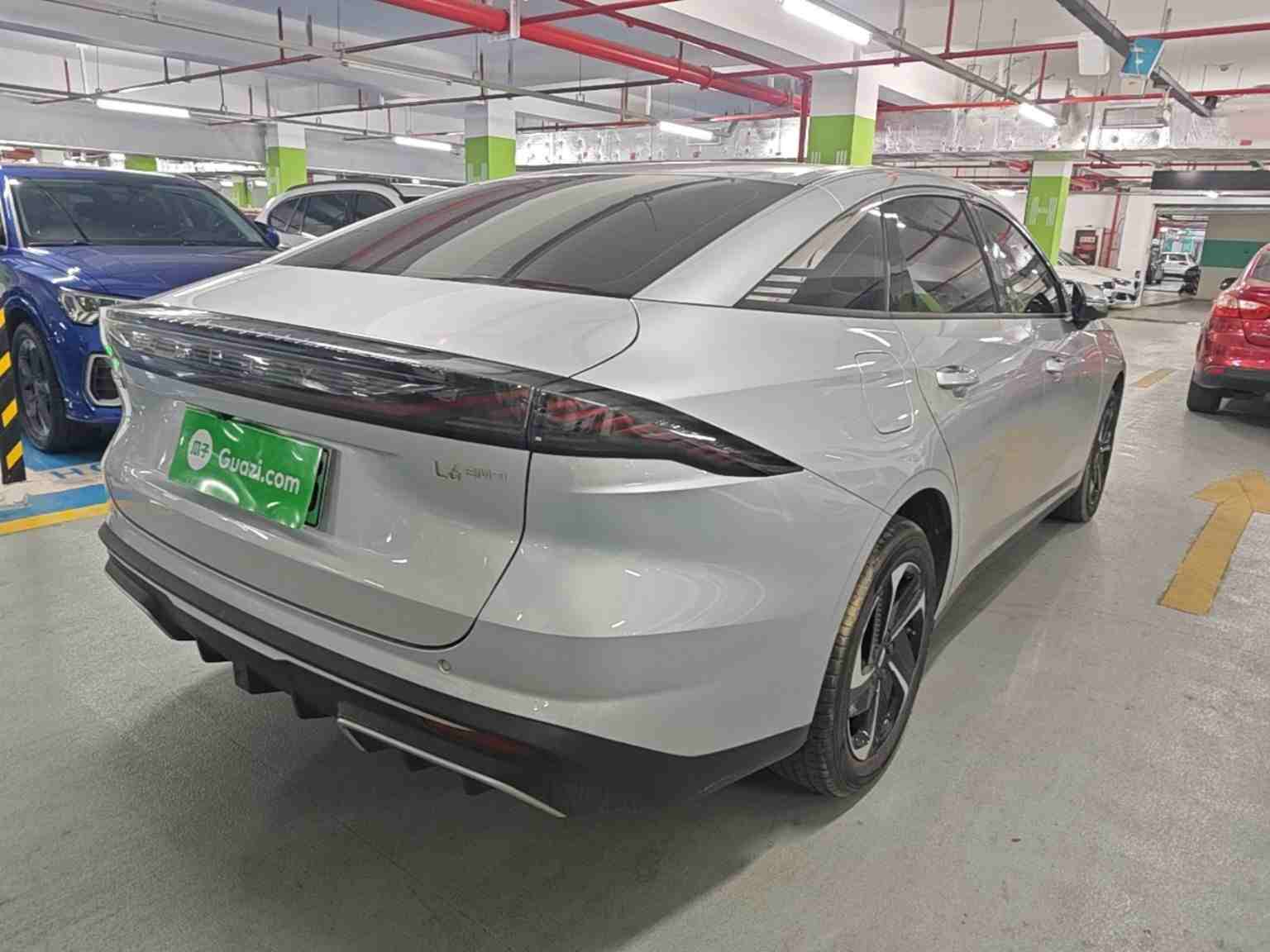 车辆右后45度外观展示