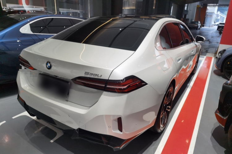 宝马5系 2025款 530Li 领先型 M运动套装车身外观7
