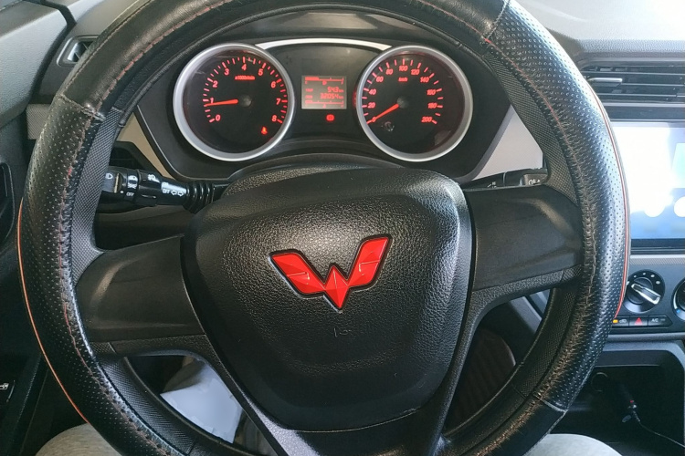 五菱汽车 五菱宏光 2021款 1.5L S标准型LAR中控内饰13