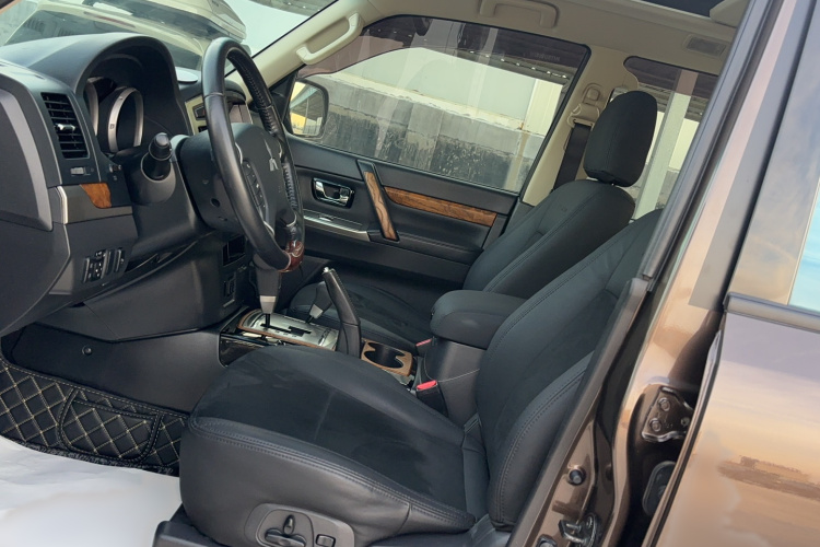 三菱 帕杰罗(进口) 2018款 3.0L 自动舒适版局部细节19