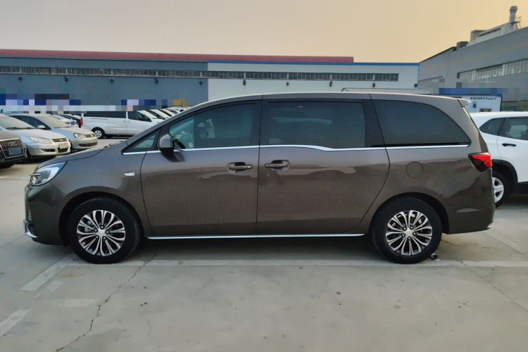 别克GL8 2023款 陆上公务舱 舒适型车身外观4