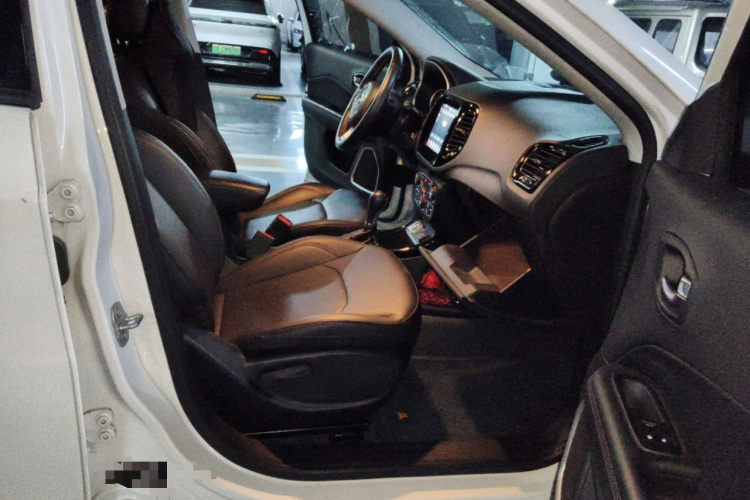 Jeep 指南者 2019款 220T 自动家享版局部细节9005