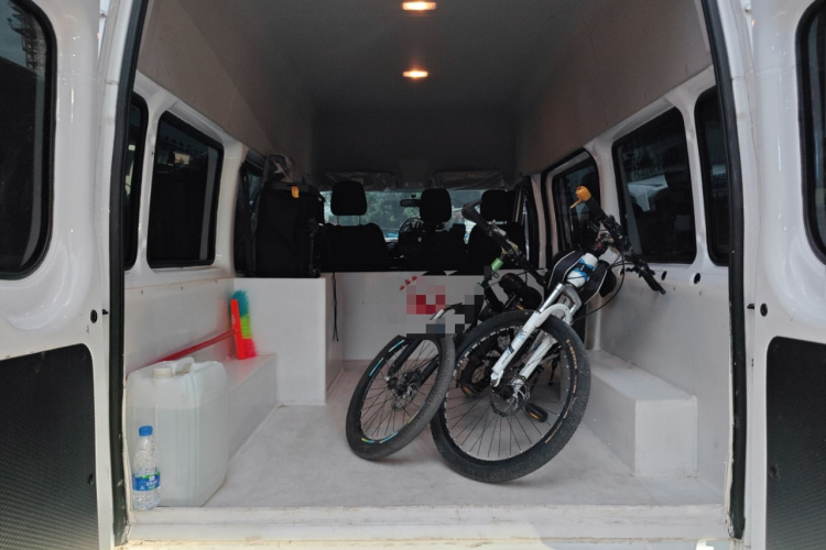 江铃福顺 2023款 2.0T 手动短轴中顶商运型多功能乘用车5座中控内饰23