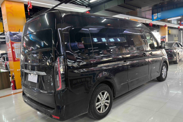 福田 2024款 图雅诺大V PRO 高级小客  2.0T手动长轴中顶 后单胎7/9座车身外观6005