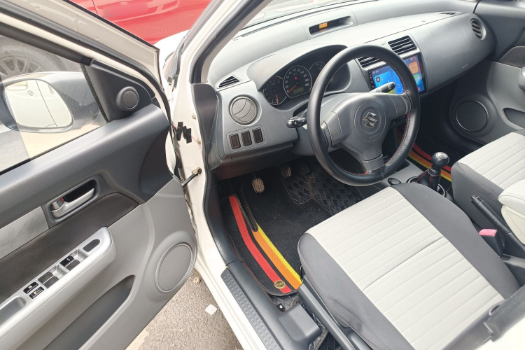 铃木 雨燕 2013款 1.3L 手动超值版中控内饰7003