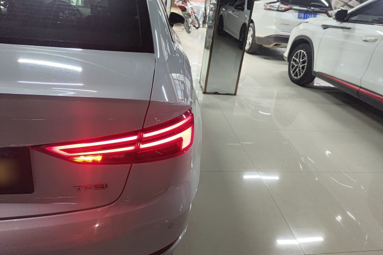 奥迪A3 2018款 30周年年型 Limousine 35 TFSI 进取型车身外观9