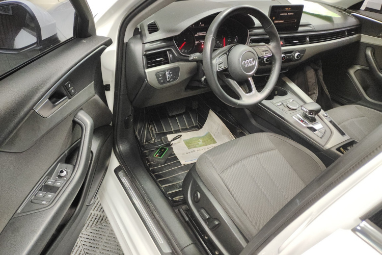奥迪A4L 2019款 40 TFSI 进取型 国VI中控内饰7003