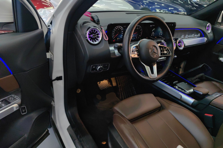 奔驰GLB 2022款 GLB 220 动感型中控内饰20