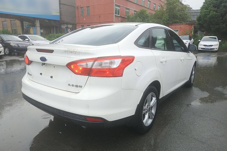 福特 福克斯 2012款 三厢 1.6L 自动风尚型车身外观7