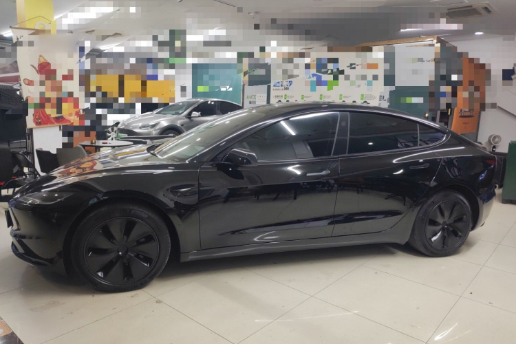 特斯拉 Model 3 2023款 后轮驱动版车身外观4