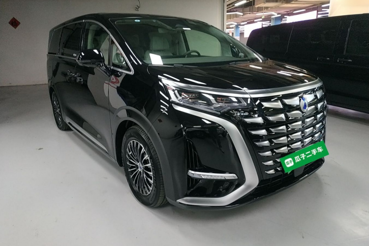 腾势D9 2023款 DM-i 965 尊享型车身外观3