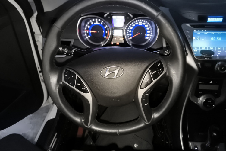 现代 朗动 2012款 1.6L 自动尊贵型中控内饰13