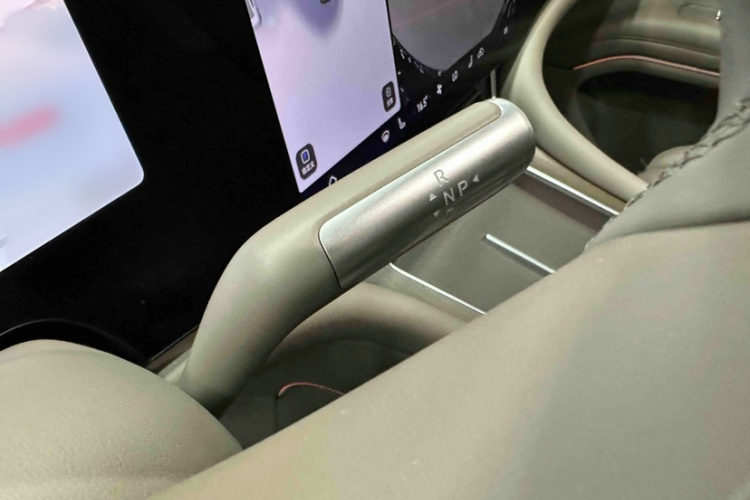 鸿蒙智行 问界M9 2024款 增程 Ultra版 52kWh 5座版中控内饰7005