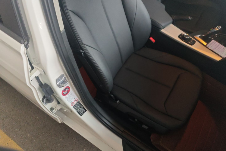 宝马3系 2013款 316i 进取型局部细节41