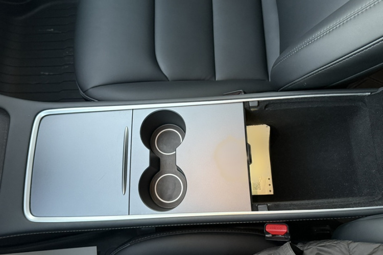 特斯拉 Model Y 2022款 改款 后轮驱动版中控内饰7007