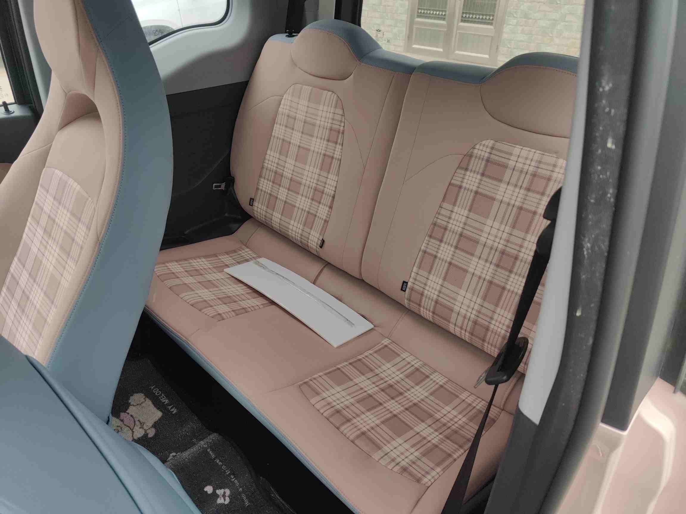 左侧后座椅及后排空间