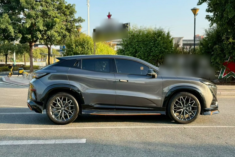 长安UNI-T 2022款 1.5T 运动版 尊贵型车身外观6003