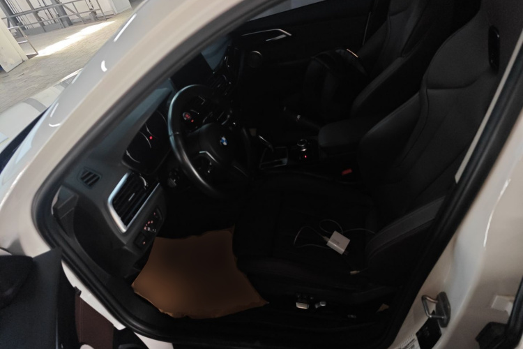 宝马1系 2021款 125i M运动曜夜版中控内饰19