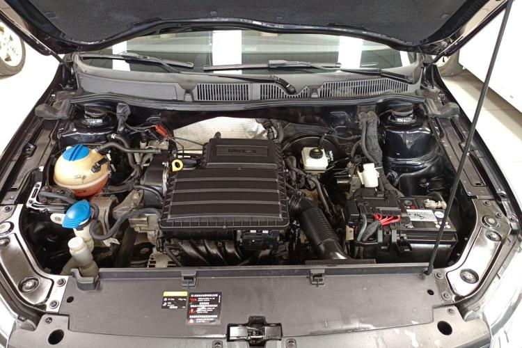 大众 朗逸 2015款 1.6L 自动舒适版机舱底盘24