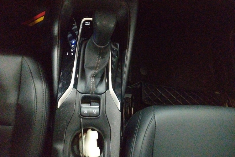 丰田 雷凌 2023款 智能电混双擎 1.8L 豪华版局部细节18