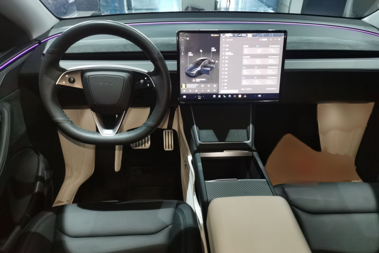 特斯拉 Model Y 2025款 长续航全轮驱动 首发版中控内饰7002