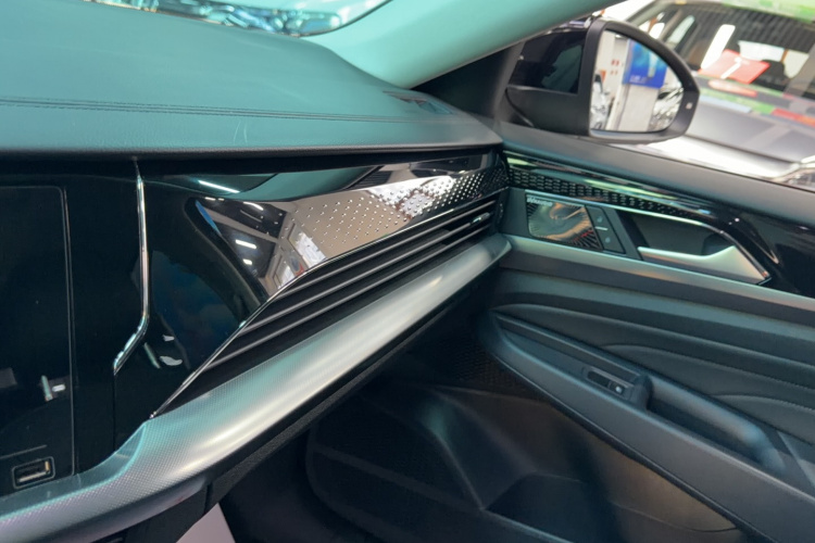 大众 帕萨特 2023款 改款 330TSI 精英版中控内饰7010