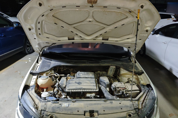 大众 桑塔纳 2021款 1.5L 手动风尚版机舱底盘24