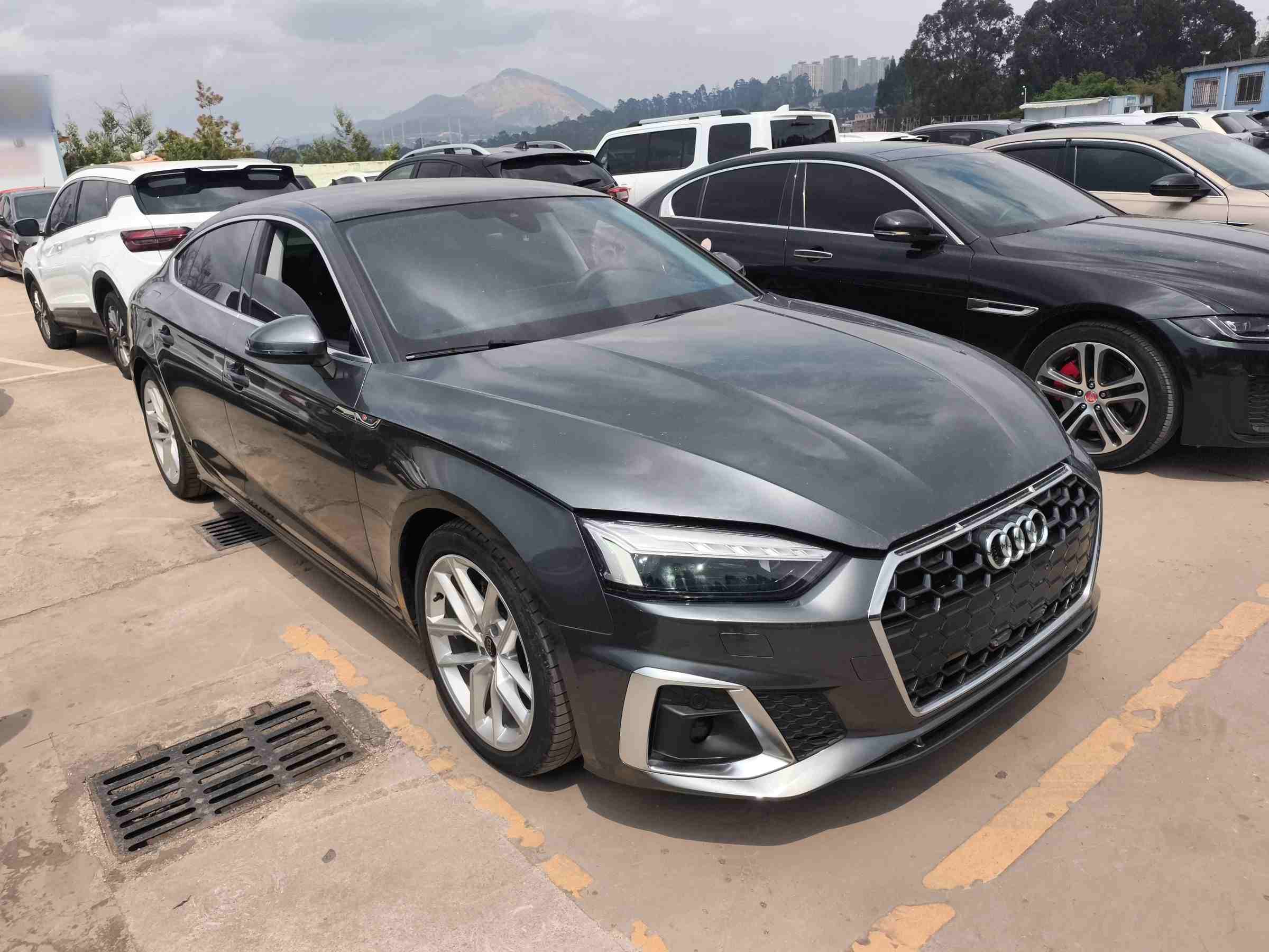 车辆右前45度外观