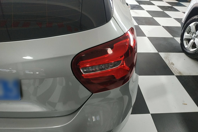 奔驰A级(进口) 2018款 A 200 时尚型车身外观9