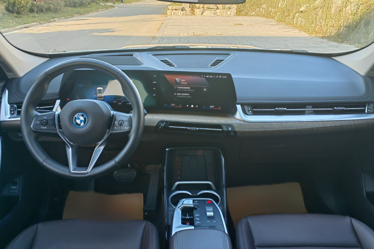 宝马iX1 2023款 xDrive30L X设计套装中控内饰7003