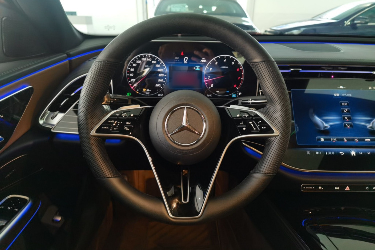 奔驰E级 2025款 E 260 L中控内饰7010