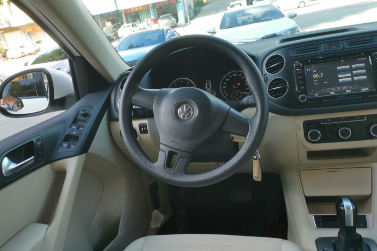 大众 途观 2015款 1.8TSI 自动两驱风尚版中控内饰13