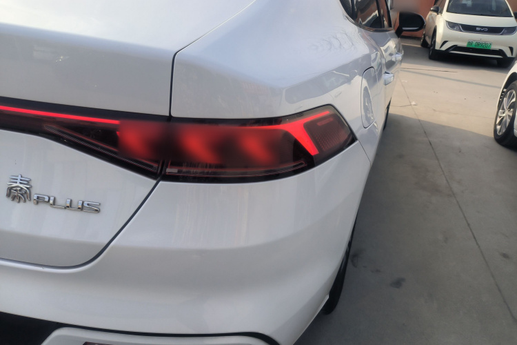 比亚迪 秦PLUS 2024款 荣耀版 EV 420KM领先型车身外观9