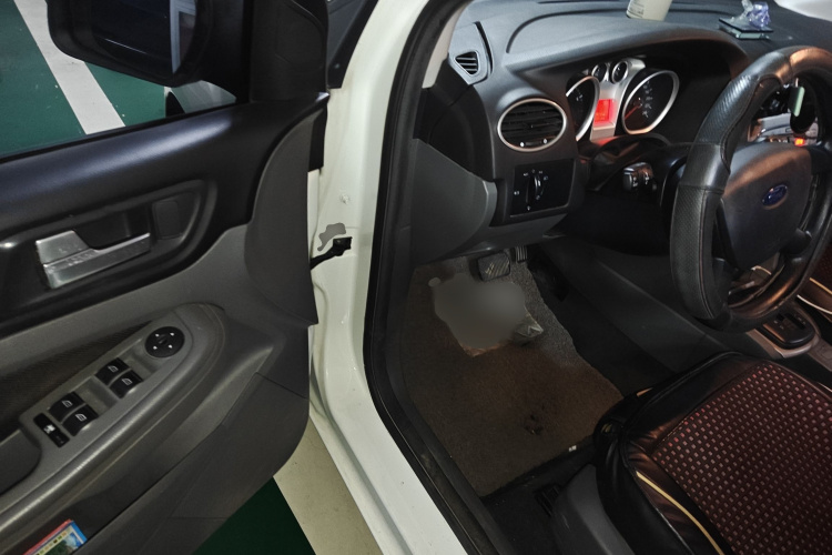 福特 福克斯 2013款 两厢经典 1.8L 自动基本型中控内饰7003