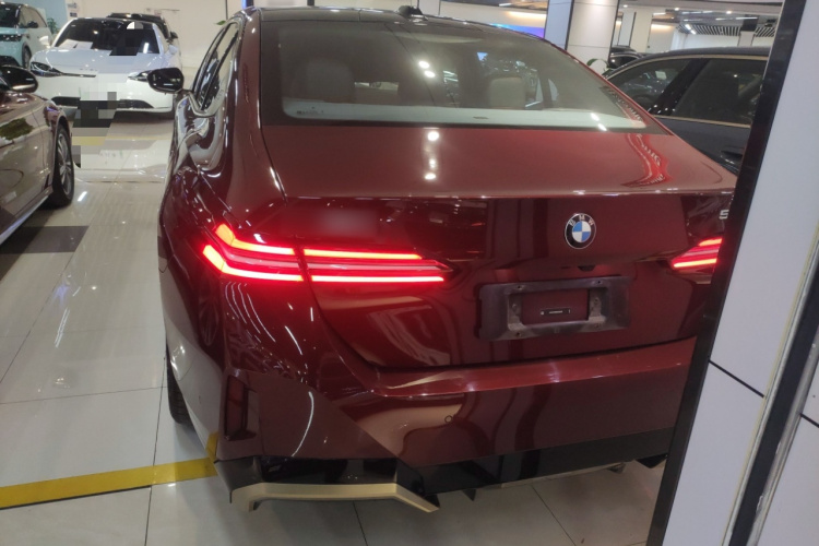 宝马5系 2024款 530Li 尊享型 M运动套装车身外观6