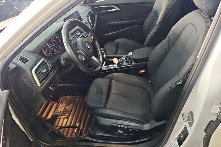 宝马1系 2019款 120i 领先型M运动套装中控内饰19
